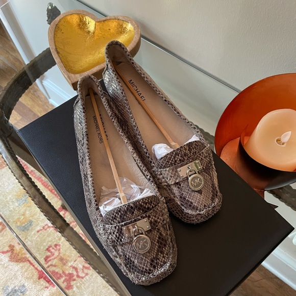 A pair of GUC Michael Kors Snakeskin Shoes. Beautiful Flats. - Picture 3 of 4